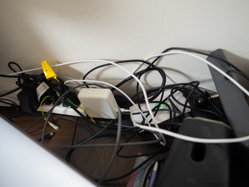 まー @mur_simplelife ◁他の投稿も見てね, \\ だらりんケーブル卒業, もう、ぐちゃぐちゃ配線とさよなら👋,毎日使う充電コード、 正直しまうのめんどくない？ しかも出しっぱなしだとごちゃつくし 見た目もイマイチ 💦, でもこれ使ってみて！👇 , ✔アダプタサイズのコンパクト感 ✔ 使う時は引き出して、使わない時はシュッと収納 ✔ 急速充電対応⚡ ✔