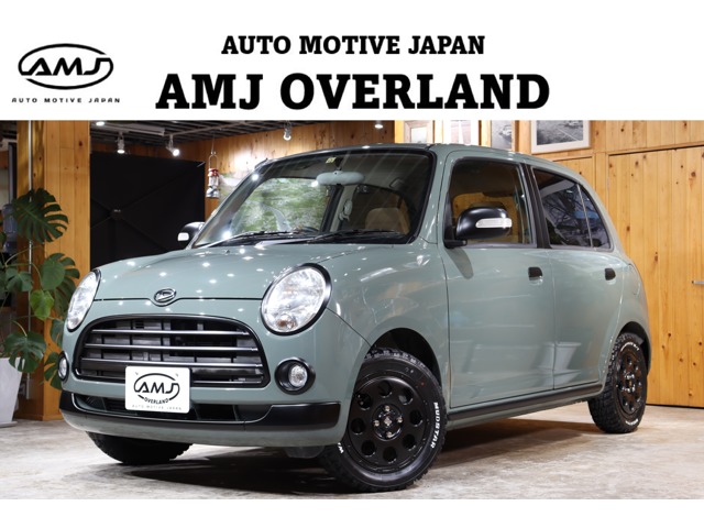 家の外観とも似合うレトロな軽自動車ミラジーノ - 北欧ミッドセンチュリーの家づくり