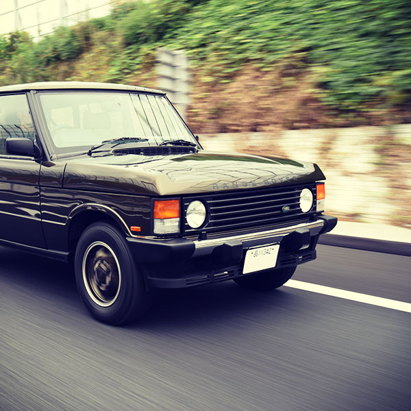 初代レンジローバーのレストア＋カスタムが登場。オリジナルの雰囲気を守りつつも細部は現代風にアップデート - Life in the FAST LANE