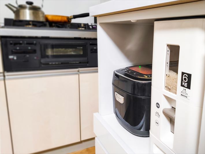 1Kや1Rが狭すぎてキッチン家電の置き場がない！一人暮らしのコツ宅配型収納CARAETO カラエト