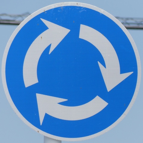 こんなときどうする？時間指定標識に斜め合流時のウインカー 運転中の「迷い」を解決する知識集 - カーライフ通信 -三井のカーシェアーズ 旧カレコ