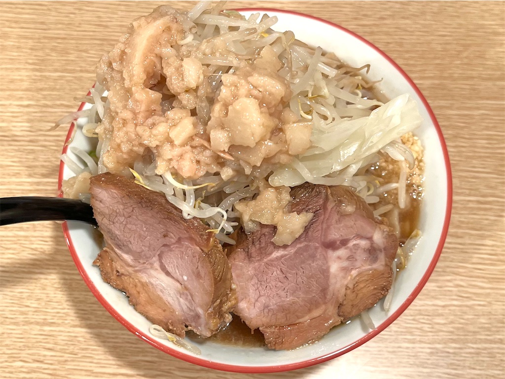 上ヲ向ケ＠岩手県盛岡市館向町にて豚と小麦 醤油をオーダー！「肉を噛み締め小麦を喰らい」と掲げられたラーメン二郎インスパイアなガッツリ系の新店♪秋田・筋肉酒店のラーメン食ったら上げマッスル