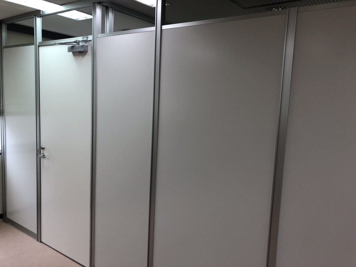 ガラスパーテーションオフィス家具のカグクロ