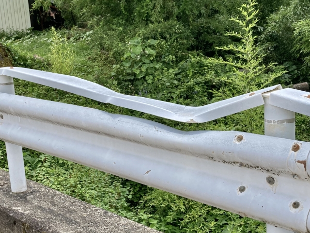 今朝ガードレールに擦ってしまいました。写真のように 』 日産 エクストレイル のみんなの質問