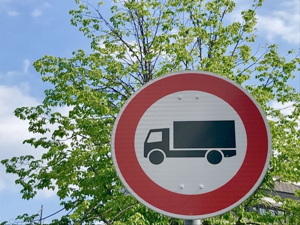 Q，この標識のあることろでは大型自動車は通行することができない。 ⭕️or❌?? ▷正解は・ 「❌」です。 この標識は『大型貨物自動車等通行止め』です。🏍✖この標識で通行が禁止されているのは ・大型貨物自動車 ・特定中型貨物自動車 ・大型特殊自動車 よく見て