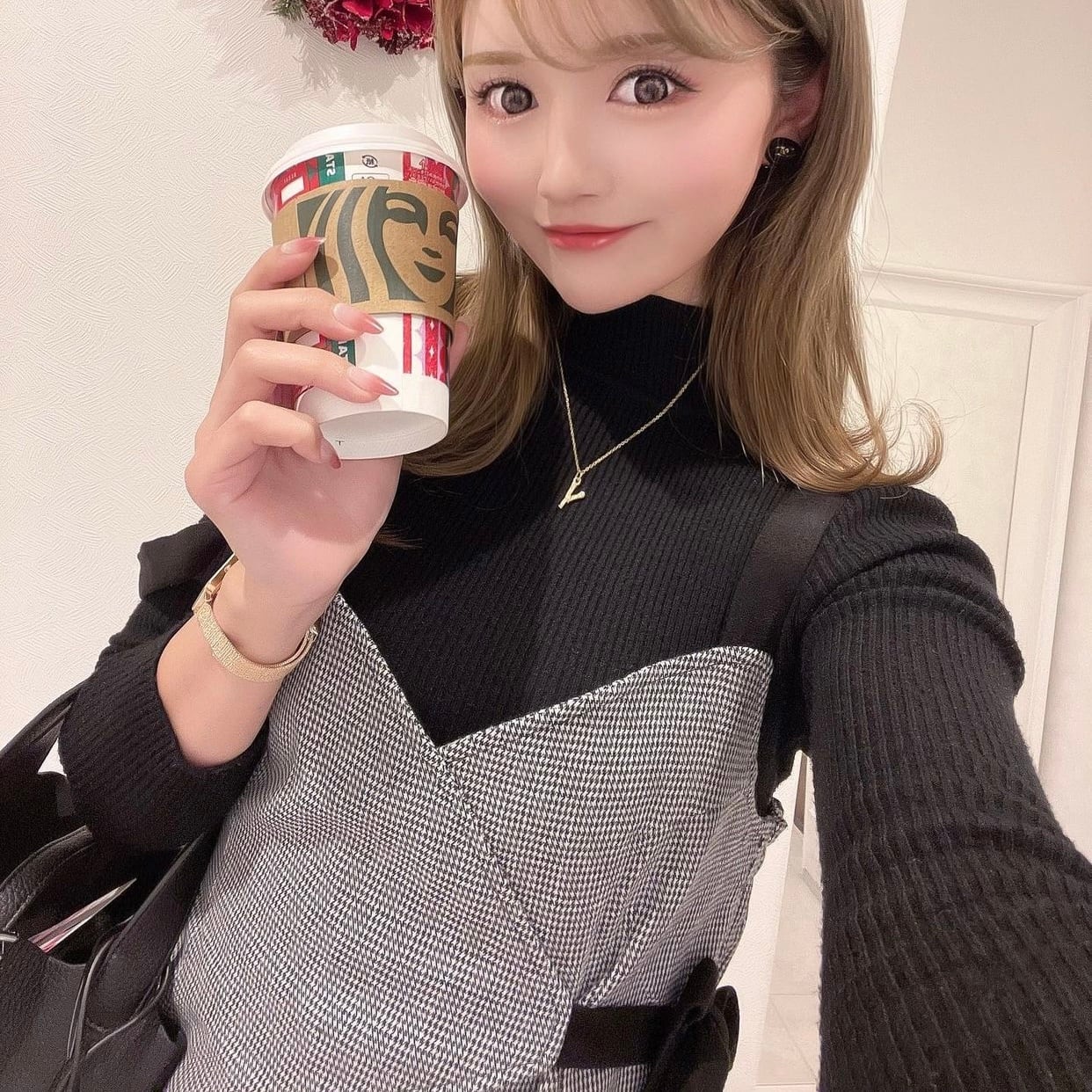 apyuさんのインスタグラム写真 - (apyuInstagram)「. この日のコーデは好きな白ブラウス💗 ビッグカラー×ビジュー×パフスリーブ