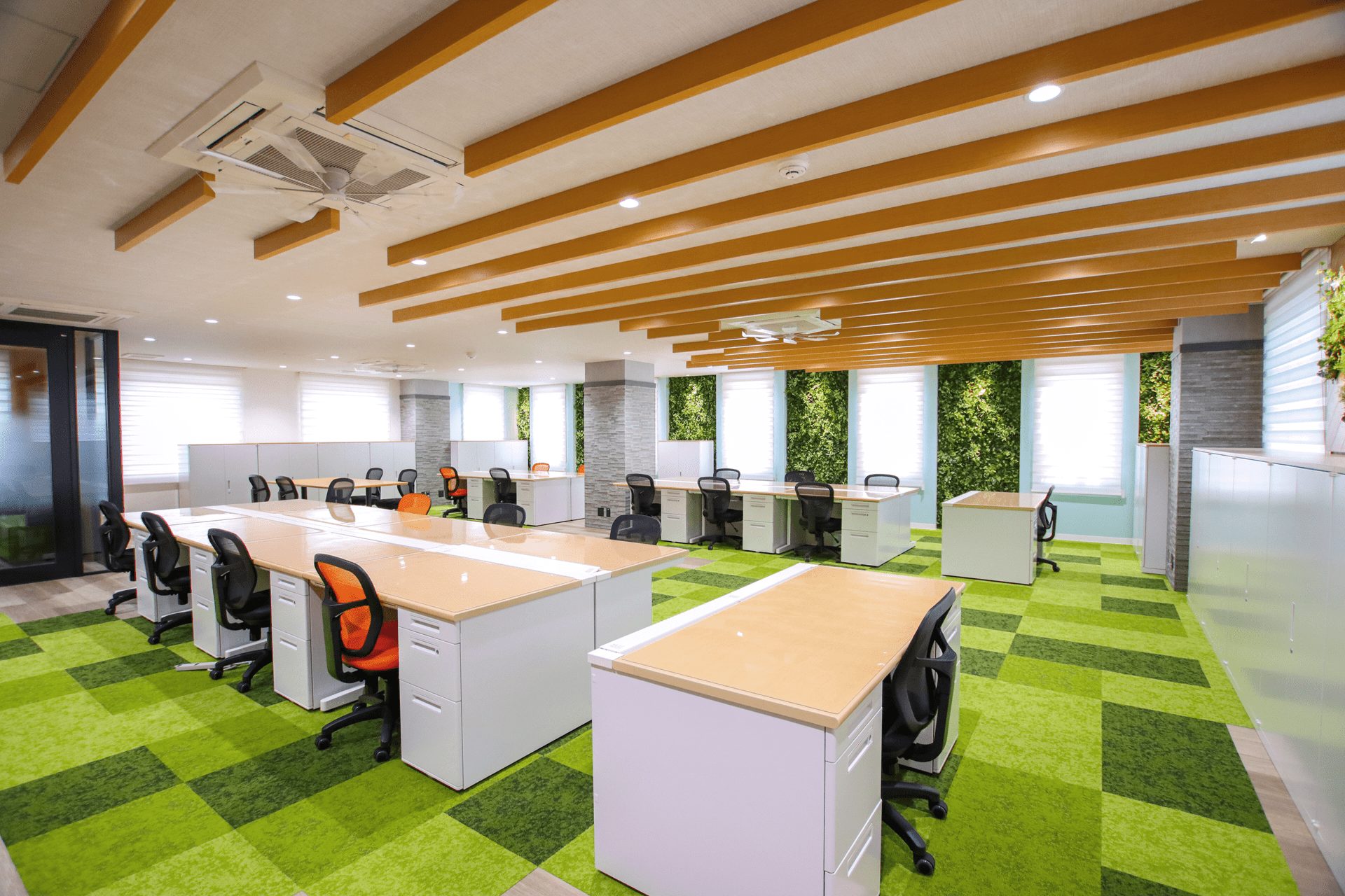 現代の小規模オフィスの建物の外観の写真素材・画像素材 Image 30919488