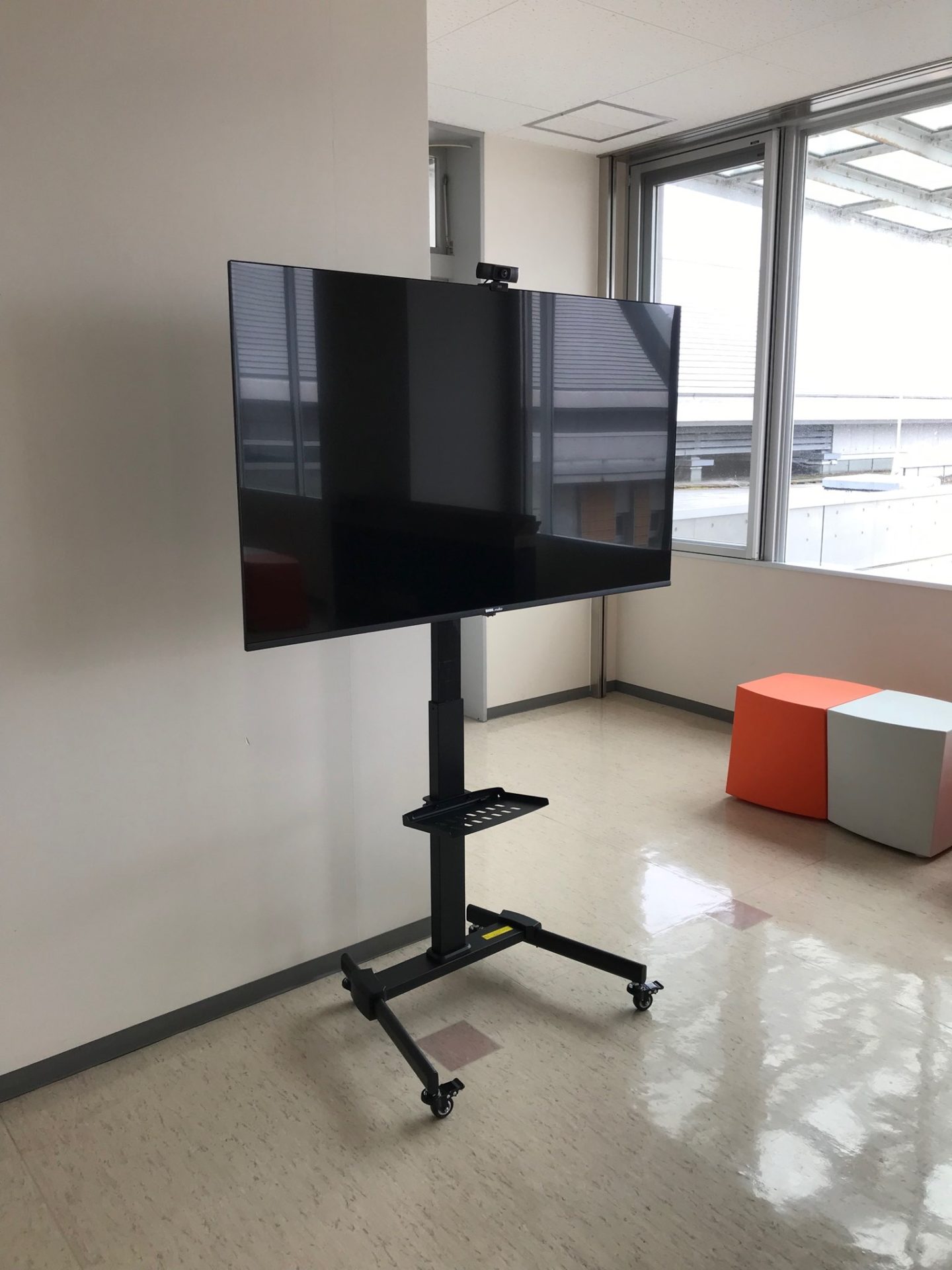 Amazon.co.jp: 電子黒板 会議室 ディスプレイ マルチタッチ 大型テレビ 4k対応 55インチ windows10ミーティングディスプレイ wifi接続 会議用 モニター 学校 ホワイトボード セミナー 企業 展示会 店舗 ロビー 看板 研修機関 web 会議用モニター キャスター付き55インチ
