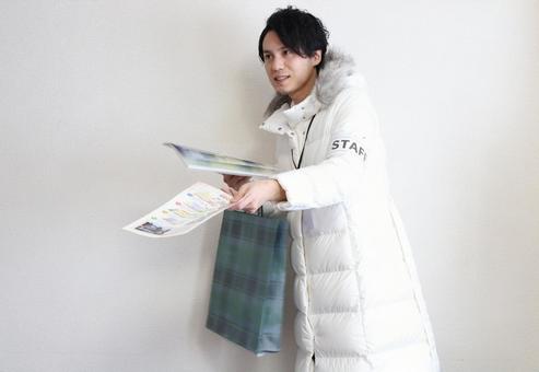 チラシ配り の写真・イラスト素材