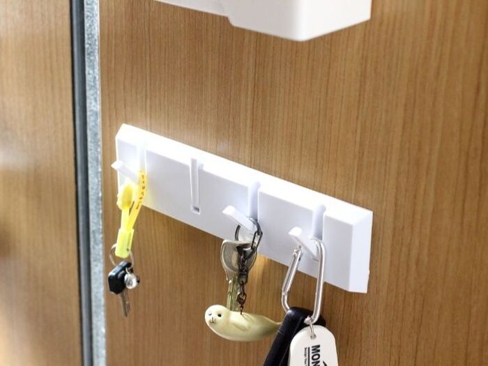 ダイソーなにこれ！！ ゴムだけど、ピタッとくっつくマグネットフック。 これが1番のいいところは、フックがついたまま鍵とか使えるところ！落ちにくいのも良きです👨‍🍳✌️ ダイソー ミニマグネット 私が買ったのはSだよー！ ✄-------------------‐✄ ゆとりの時間が