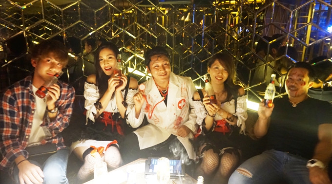 ORIENTAL LOUNGE 町田店 あなたに、ニュースが生まれる場所 ◾︎住所：東京都町田市原町田６丁目７−８ Tip's町田 4階◾︎電話番号：042-860-6142 ◾︎営業時間 日～木 19:00～翌4:00 金・土 18:00～翌5:00 ◾︎定休日：なし 年中無休◼全国36店舗展開 ◼全店公式