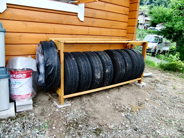 新感覚のタイヤ収納！縦置き→平積みに川口工器 タイヤキャリーラック 燕三条製