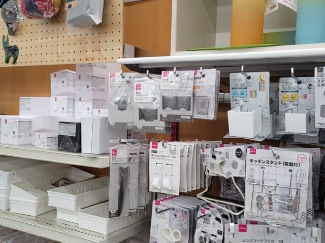 ダイソー棚受け金具セット ホワイト 支柱壁面用棚受