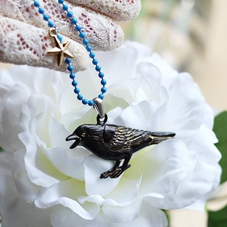 滴る効果のある鎖で繋がれたカラスのタトゥーデザイン – Tattoos Wizard Designs