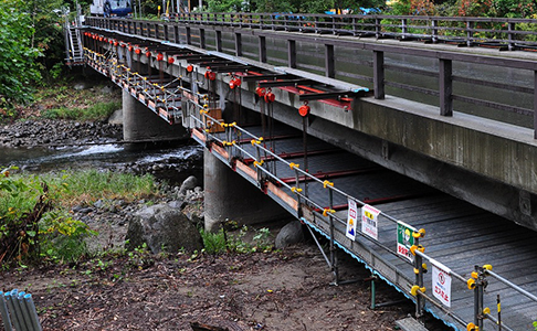 吊り足場とは？構造の安全対策と一般の足場との違い社員コラム：東日本海洋建設株式会社