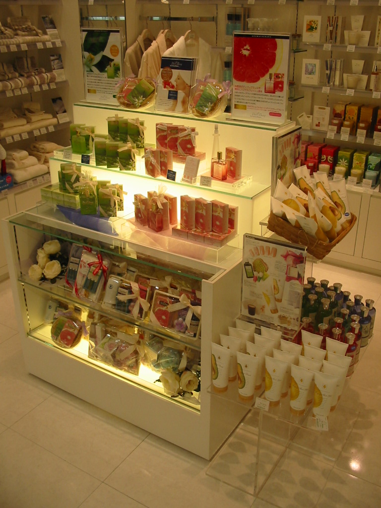 商品陳列棚設置場所や陳列商品に合わせて選べる陳列棚