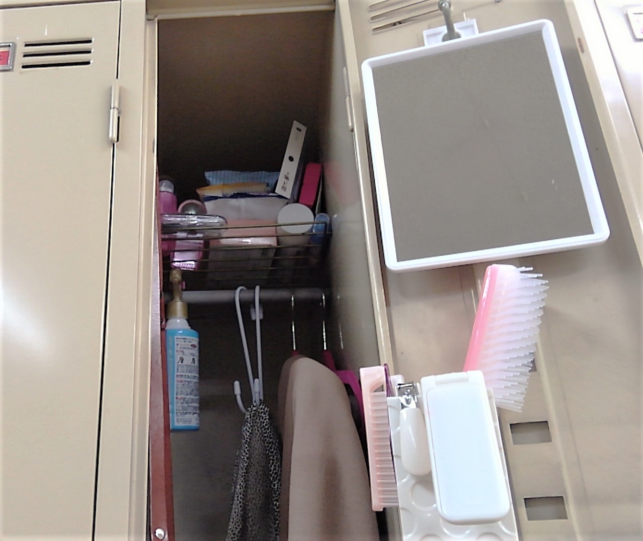 狭いロッカーを快適に整えるナースの収納アイデア