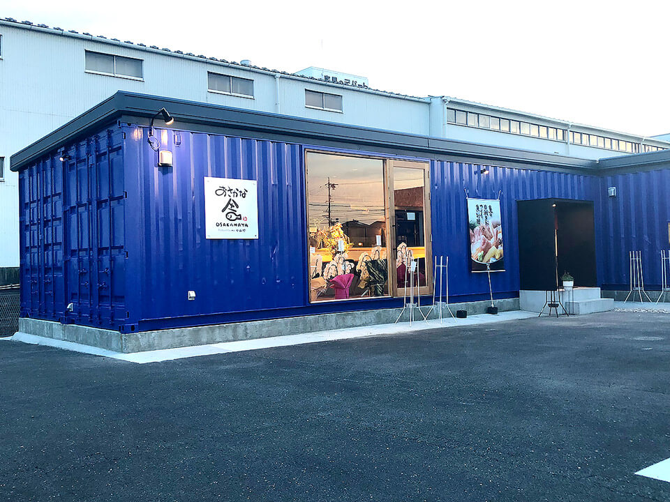 カフェやレストランに。サイドウォールが開閉する店舗向けコンテナグランピング用品 ドームテントの販売・レンタル deluxs