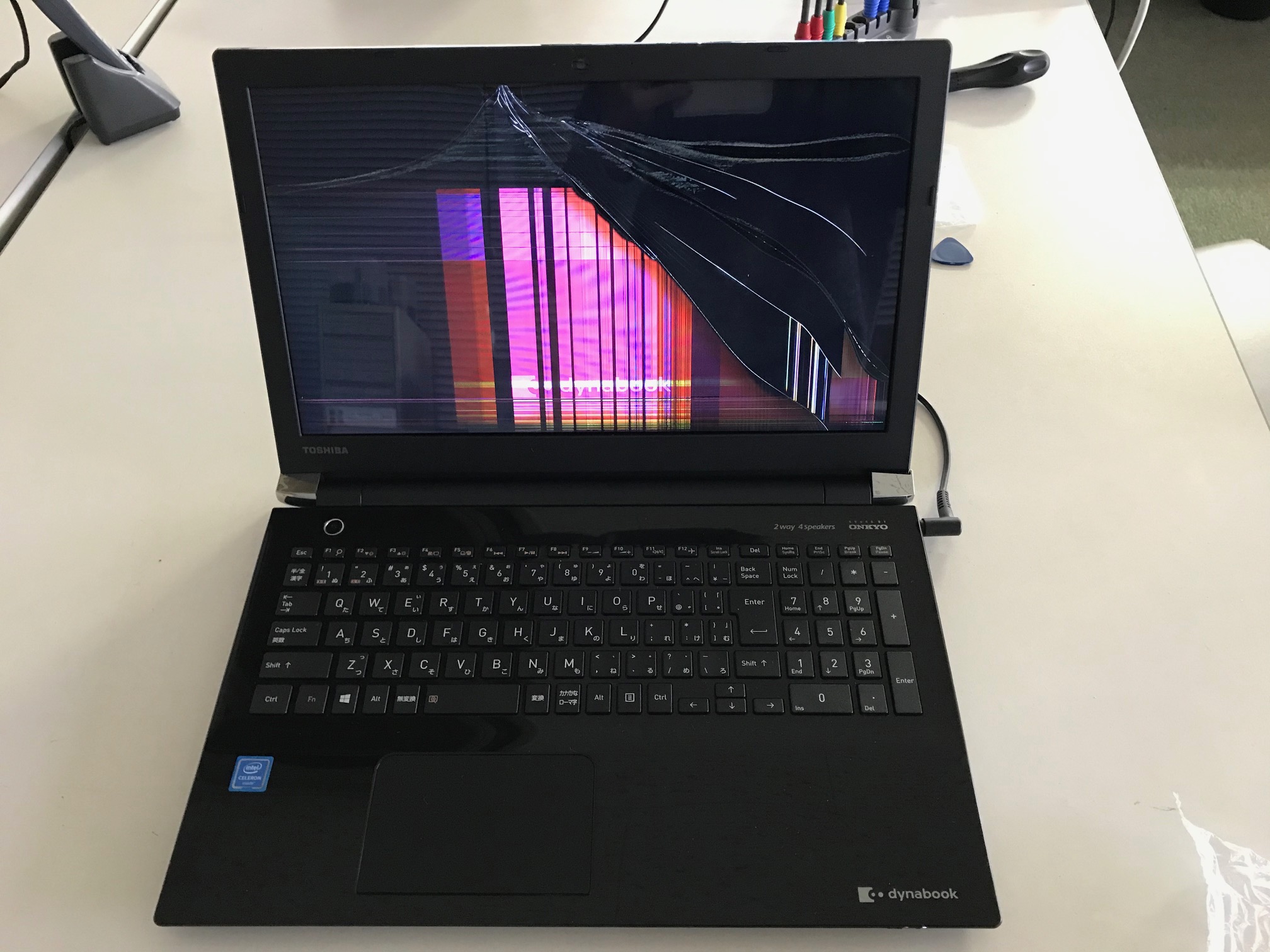 パソコンを落として画面が割れた！修理代金は？液晶修理センタ