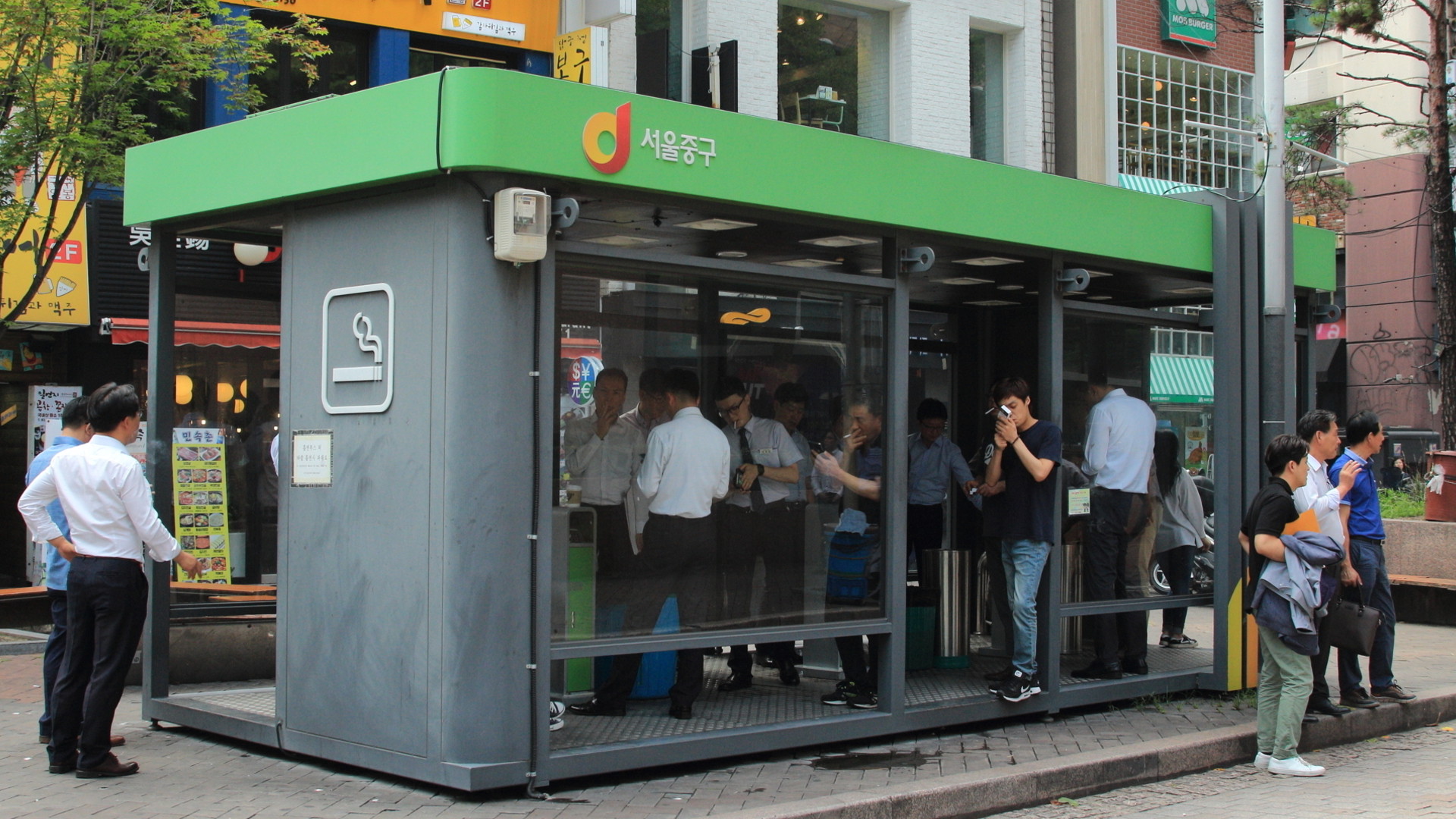 韓国旅行🇰🇷 喫煙者に優しいカフェ🚬 韓国って基本的に店内で喫煙❌ ⚠️居酒屋でもBarでも吸えません!!!! 明洞に店内で喫煙スペースがあるカフェが！かなり珍しい😳😳😳 明洞のミリオレホテル近くの issacトーストやゴンチャがある道にあるEDIYA COFFEE韓国旅行