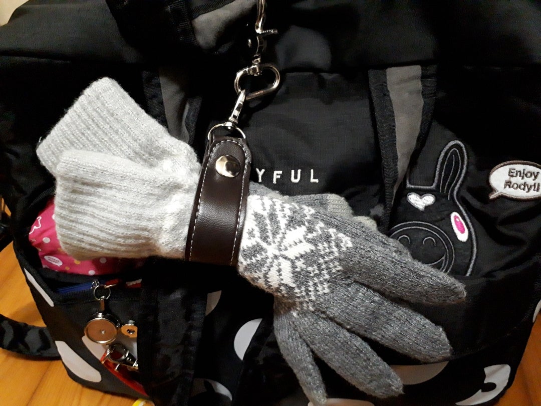 Amazon.co.jp: グローブホルダー 手袋ホルダー グローブクリップ 片側カラビナタイプ スキー用手袋クリップ 作業用手袋ホルダータオルクリップ 小型 軽量 携帯便利 使いやすい 臭いなし 丈夫 紛失予防 ベルトクリップ 固定 滑り止め タオル、鍵、手袋、眼鏡、懐中電灯