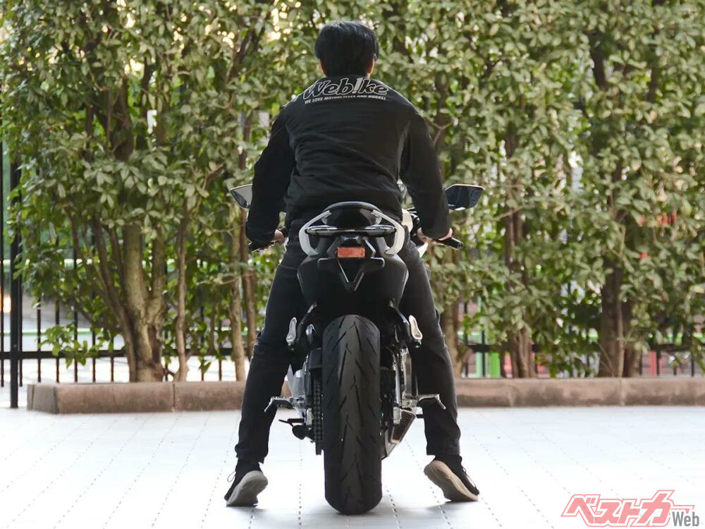 登場から40年が経っても色褪せない“魔神”。当時最強の145PSを叶えたヤマハ渾身の「Vmax1200」に試乗 元バイク販売店営業インプレWebikeプラス- Yahoo!ニュース