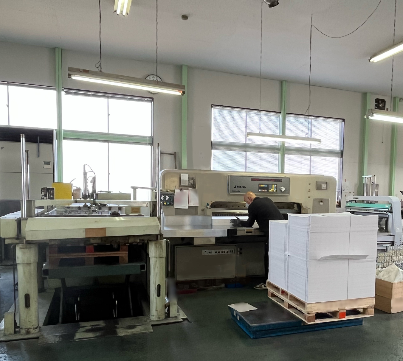 本選 本校チームが勝利10月26日 土 、長崎地方裁判所において「令和６年度高校生模擬裁判選手権本選」が行われました。検察官役の本校チームは弁護人役の佐賀県代表佐賀県立佐賀西高校チームと対戦し、勝利しました。 本校チームは２年生探究活動の法学分野班の６名で