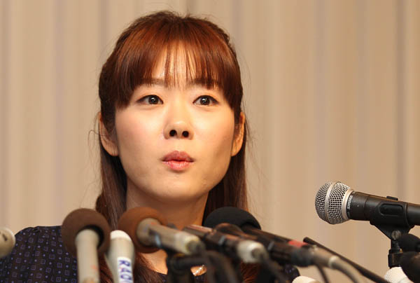 STAP細胞の小保方さん 博士論文も取り下げの意向