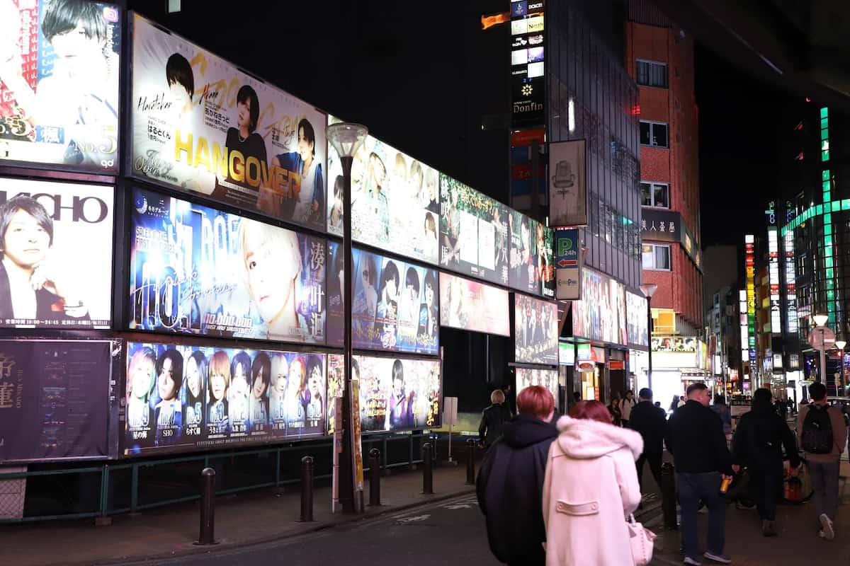 歌舞伎町タワー大型ビジョン - 看板の製作・施工・修理・撤去看板デザイン東京