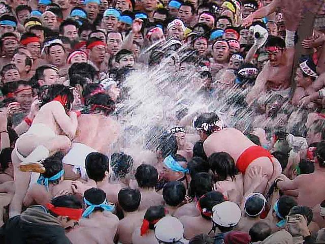 はだか祭り」に女性が初参加、高齢化で男性中心の伝統に変化 日本 -