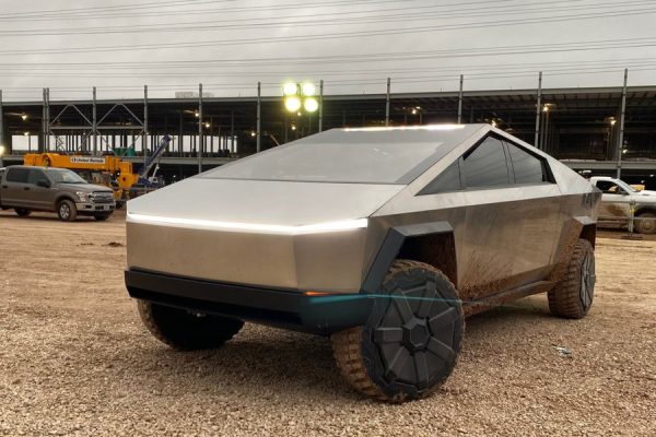 テスラはEV社会の夢を見るか？ 電動トラック「サイバートラック」が描く未来EMIRA