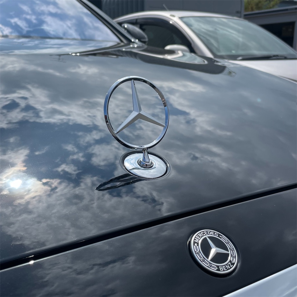 メルセデス・ベンツの歴代エンブレムをご紹介⭐️,メルセデス・ベンツといえば、中心から伸びたラインが「陸・海・空」を意味する「スリーポインテッドスター」を思い浮かべる方も多いのではないでしょうか？,クルマの象徴でもあるエンブレムは、歴史や時代と共に変化しております🚘⭐️, ぜひご覧ください😊,エンブレムロゴスリーポインテッドスターmercedesbenzmercedes