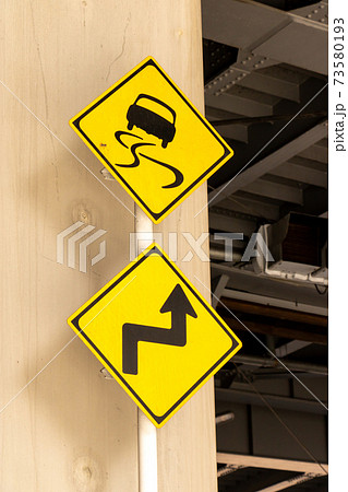 ピタロングステッカーKLS010 スリップ注意A4 安全用品・標識 路面標識・道路標識 路面表示用品 路面貼用テープ・部材商品紹介株式会社友屋