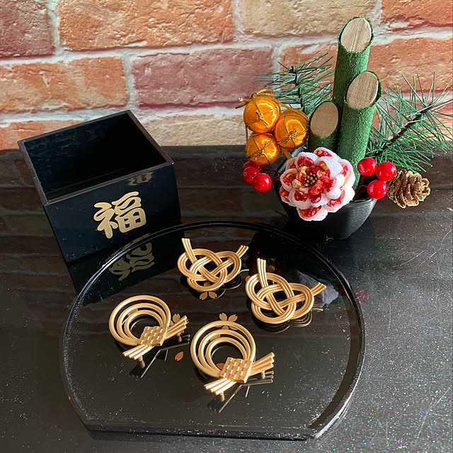 seriaで売っている水引を使ってみた！ ・ seria セリア 15本入り100円 他にも色んな色がありました！ ・ 袋から出すと↓↓⚫︎曲がって強い癖がついていた ⚫︎とれない汚れがついていた ⚫︎端のほつれは気にならなかった ・ 実際結んでみて↓↓ ⚫︎想像より使い