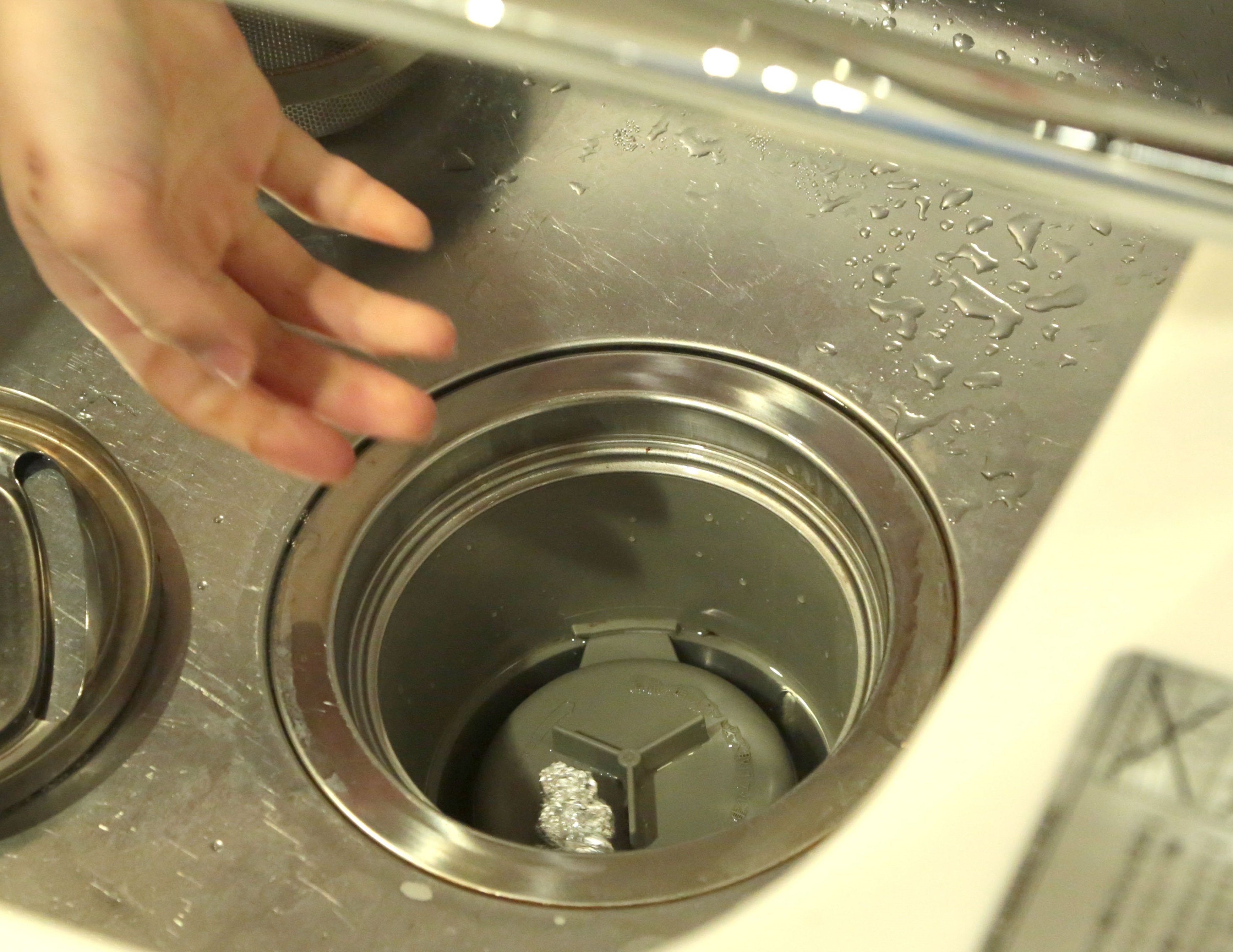 アルミホイルを使って排水溝のぬめり防止をする方法！ - 町の水道修理センタ