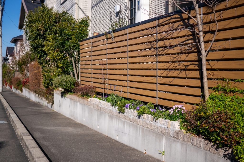 安いだけじゃない。メッシュフェンスの魅力的な4ポイント - エクステリアのある暮らしブログ