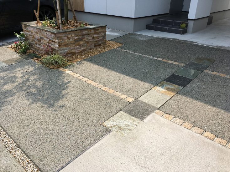 駐車場目地のおすすめ！レンガと人工芝と砂利を使った12例 - エクステリアのある暮らしブログ