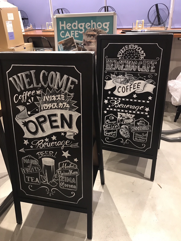 カフェには「手描き看板」の温もりを。看板はアートの域へ進化中。WHW!KIOSKHarumari TOKYO