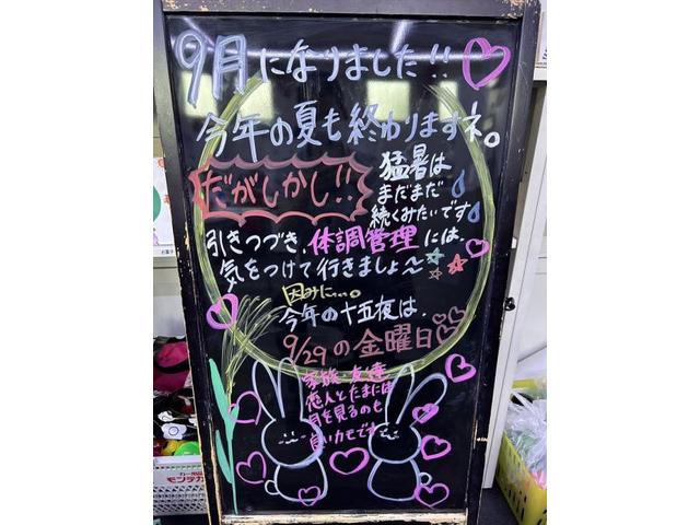 ⠀⠀ 今週は工場見学のお客様10名をお迎えしました！👷‍♀️ 普段ご用意しているのは、特製の工場見学用帽子とウェルカムボード🧢また、社屋前で撮影した記念写真をお渡しすることもあります！📷 お客様の訪問を大切にし、心からの歓迎をあらわしています。 丸善工業の