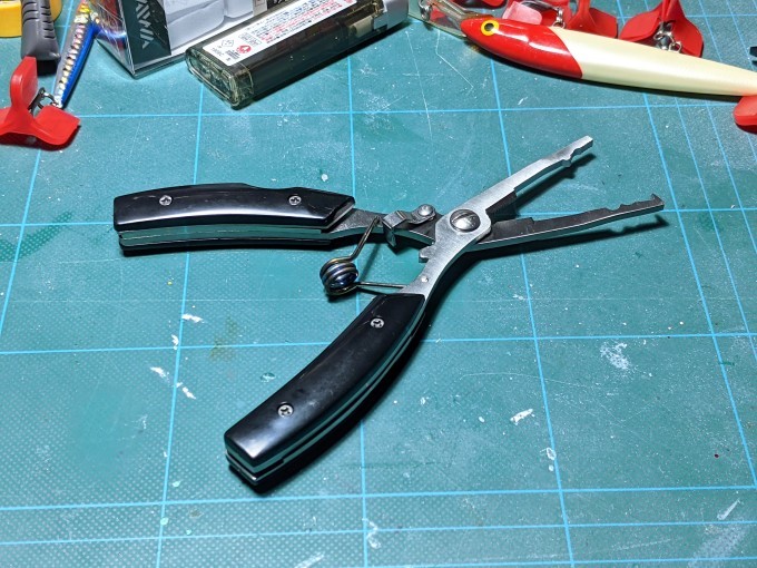 ダイソーの釣り用プライヤーを改造して劇的に使いやすくする方法なるフィッシュ