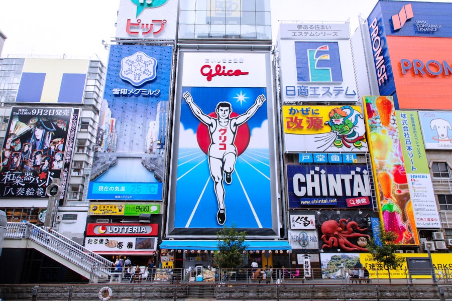 大阪ミナミ、道頓堀の看板がデカすぎる！「目立ってなんぼ」の街を歩けば旅人間- エキスパート - Yahoo!ニュース