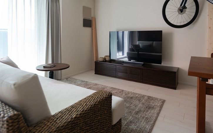 ベッドとテレビを配置したレイアウトを紹介！風水や部屋を広く見せる家具の位置も解説 – RASIK ラシク 家具・インテリア専門店