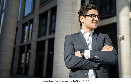 スーツと眼鏡を着ているビジネスマンの写真素材・画像素材 Image 7232766