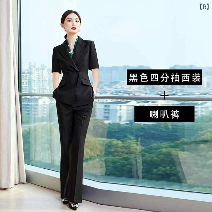 打ち合わせをするスーツ姿の男女４人 - MG005079.jpg - 写真素材