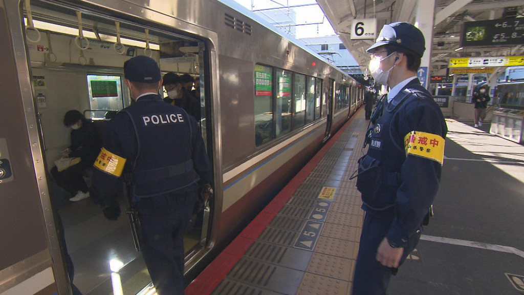 新着同人】満員電車の中で繰り広げられるダブル痴漢！ | うらおとめ