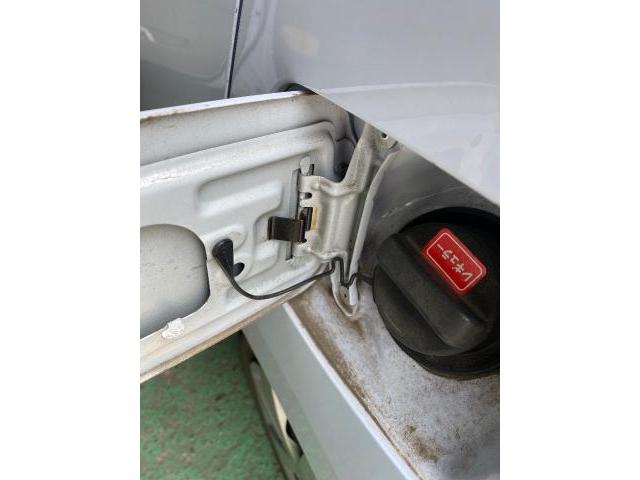 ミライースの給油口の開け方を画像付きで解説！開かない場合の対処法も！カーブロ