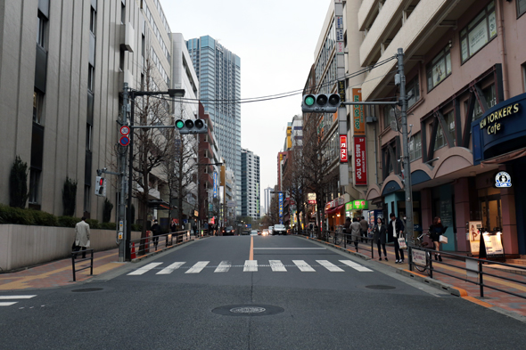 コストが安く長寿命! LED式信号機のメリットとデメリットとは？ - 自動車情報誌「ベストカー」
