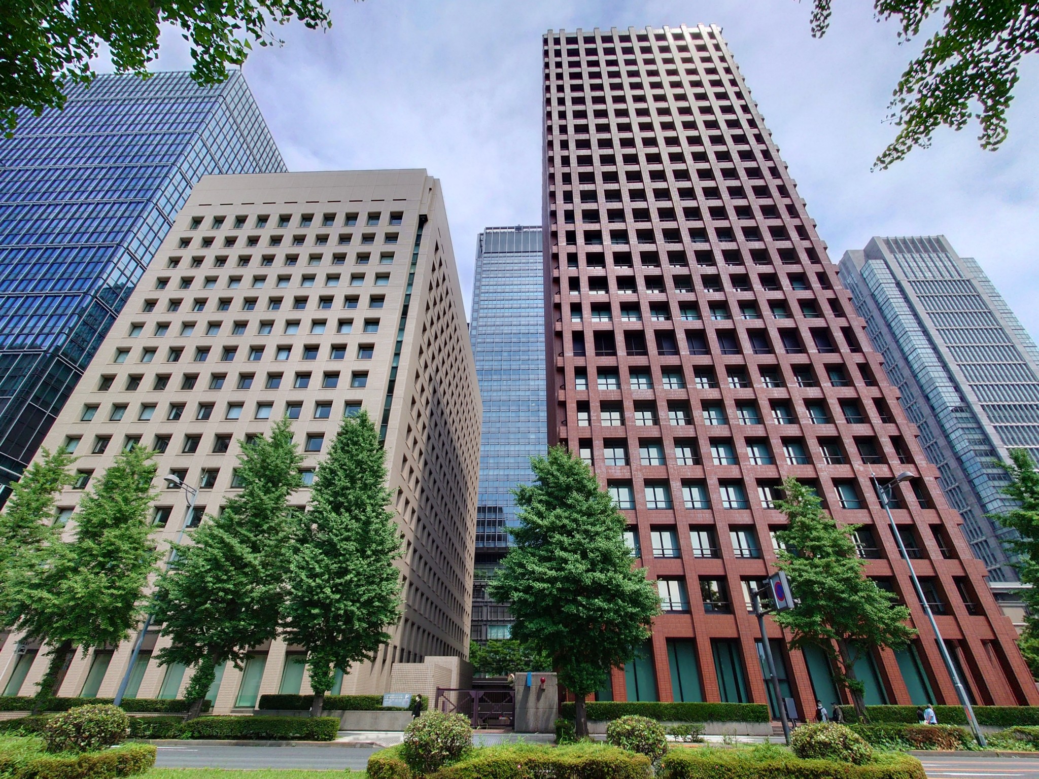 地上25階、丸の内の赤いビル「東京海上日動ビル」の解体状況！国産木材を使った高さ100mのビルに建替えへ 2023.10.28:超高層マンション・超高層ビル