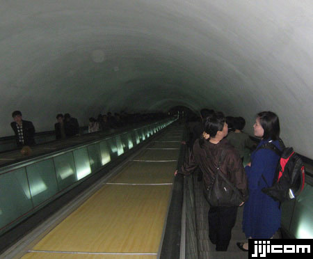 旧ソ連時代の遺物 豪華絢爛な装飾が施されたロシアの地下鉄の写真シリーズ「Russia: A Bright Future」 - DNA