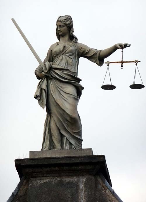 天秤、裁判イメージ 男性と母子と札束 の Stock フォトAdobe Stock